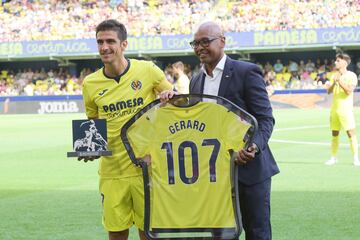 Homenaje a Gerard Moreno tras convertirse en el máximo anotador de la historia del Villarreal con 107 goles.