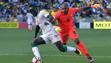 Sadio Man&eacute; disputando un bal&oacute;n durante un partido con su selecci&oacute;n.