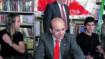 <b>DEL NIDO FIRMÓ EJEMPLARES DE SU BIOGRAFÍA SÍ O SÍ</b> José María del Nido firmó ejemplares de su biografía Sí o Sí, escrita por el periodista Manuel García Aguero. El encuentro con los aficionados ocurrió en el stand de El Corte Inglés ubicado en la Feria del Libro de Sevilla, que tiene lugar en la Plaza Nueva estos días. Del Nido estuvo acompañado por los futbolistas Capel y Diego Perotti.