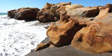 Ubicada al límite con la provincia de Cádiz, la Playa de Los Toros pertenece al municipio malagueño de Manilva, en la comarca de la Costa del Sol Occidental. Su nombre se debe a la Cañada Real de los Barrios de Estepona por la que antiguamente solía transitar el ganado. Se trata de una playa semiurbana situada cerca de una zona urbanizada que tiene normalmente un nivel de ocupación medio. Con una extensión de 1.300 metros de longitud y unos 50 metros de anchura media, se trata de la playa más amplia del término. Se caracteriza por una arena formada por grava, y un oleaje moderado, lo que hacen que sea un lugar perfecto para realizar largos paseos por la orilla del mar.