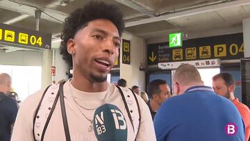 Johan Mojica en su llegada a Palma