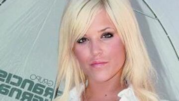 El blanco se impone en el mundoBlanca por fuera y por dentro, dimos con su teléfono y nos lo confirmó. Incluso en el paraguas... ¿Se lo habrá mandado Florentino? Lo hiciera o no, debería invitarla a lo de esta tarde. Entonces, seguro que reventaba el Bernabéu.