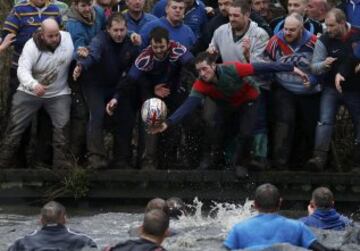 En Ashbourne se celebra todos los años el tradicional partido de fútbol medieval inglés en el que la mitad del pueblo intenta llevar el balón (relleno de corcho para poder flotar) hasta el molino del equipo rival para anotar. Sólo una persona tiene el privilegio de marcar por cada equipo.
