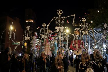 Personas participan en el desfile anual de Halloween de Greenwich Village en Manhattan, Nueva York.