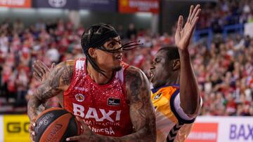 Devin Robinson, pívot del Baxi Manresa, frente a Moussa Diagne, del UCAM Murcia.