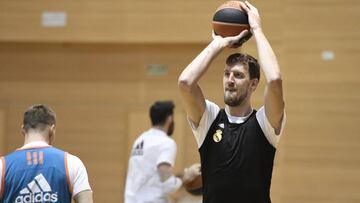 Ognjen Kuzmic, en un entrenamiento del Real Madrid.