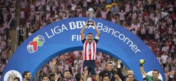 El defensa mexicano debutó con Chivas en 2001 y se marchó al PSV de Holanda en 2006, con el que militó hasta 2010. Se mudó a Inglaterra con el Fulham y después fue repatriado por Tigres. Con los felinos logró el título de Liga MX Apertura 2011 y fue seleccionado olímpico en Londres 2012 en donde ganó el oro. En 2014 regresó al Rebaño, con el que fue capitán y multicampeón de 2014 a 2018.