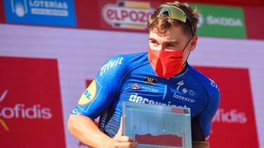 Jakobsen recoge el premio por ganar la etapa 5 de la Vuelta a España 2021.