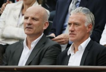 El seleccionador francés de fútbol, Didier Deschamps junto a su asistente, Guy Stephan.