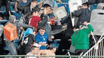 <b>VERGONZOSO. </b>Hinchas de Newell's y River se enzarzaron en la grada.