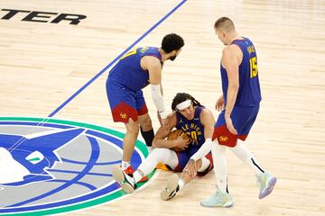 Jamal Murray y Nikola Jokic tratan de ayudar a levantarse a Aaron Gordon durante el sexto partido de las semifinales de la Conferencia Oeste entre Minnesota Timberwolves y Denver Nuggets.