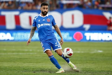 El jugador de Universidad de Chile, Luis Felipe Gallegos, juega el balón contra Huachipato. 