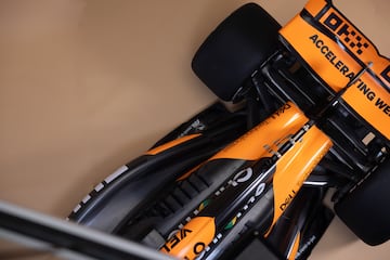 Detalles del nuevo monoplaza de McLaren Formula 1 Team. El naranja papaya sigue siendo su gran seña de identidad, aunque el negro fibra de carbono gana fuerza.