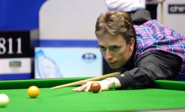 Jugador de snooker. Le llaman Crafty Ken (el ‘astuto Ken’ en castellano) debido a ser un jugador muy táctico y gran estratega. Se proclamó campeón del mundo en 1997. Es habitual comentarista de la BBC desde el 2009.