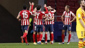 Los jugadores del Atlético celebran el gol de Carrasco al Barcelona.