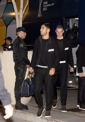 Llegada del Real Madrid a Rabat. Marco Asensio y Adriy Lunin.