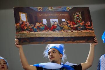 Leonardo Da Vinci pintó en el siglo XV la Ultima cena, un mural al temple y óleo que representa el momento en el que Jesucristo anuncia a sus apóstoles que uno de ellos le traicionará. Este aficionado argentino mostró una imagen con Messi como Jesús y Agüero, Di María o Lautaro acompañándole. Maradona, vigilante.