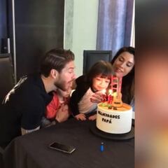 Sergio Ramos sopla las velas con Pilar Rubio y sus hijos