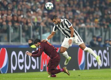 Medhi Benatia con Luis Suárez.