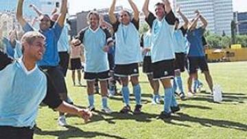 <b>FIESTA CHARRÚA. </b>Les faltó la vuelta olímpica (lo harán si ganan el torneo), pero por lo demás Uruguay lo festejó a todos los niveles: los jugadores en el césped, la afición en la grada y todos en el vestuario. Uruguay ya está en semifinales.
