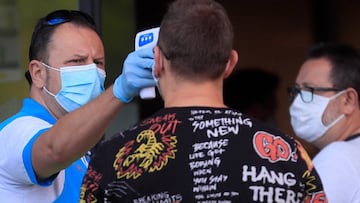 MADRID, 29/09/2020.- La Comunidad de Madrid ha comenzado a hacer este martes las pruebas rápidas de antígenos en Puente de Vallecas, una de las zonas con mayor transmisión de la covid-19, a las que podrán acceder exclusivamente los cerca de 1.000 ciudadanos que hayan recibido una citación por SMS. en concreto, están llamados este martes, a través de la Dirección General de Salud Pública, casi 1.000 vecinos de Puente de Vallecas para hacerse el test en el centro cultural Lope de Vega, en Entrevías. EFE/Fernando Alvarado