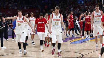 Los rusos, cabizbajos tras caer ante Serbia en semifinales.