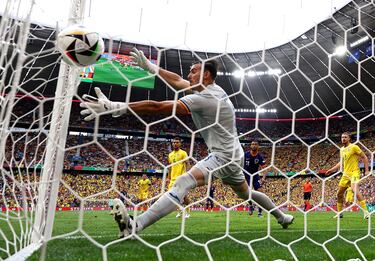 El portero de Rumanía Florin Nita no pudo hacer nada en uno de los goles de Países Bajos. 