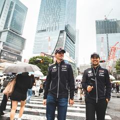 Checo Pérez, crack con el volante y con el balón