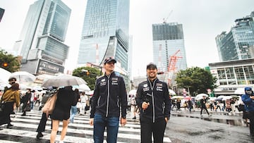 Checo Pérez y Max Verstappen se pasean en las calles de Shibuya. Foto: Cuenta de twitter de Red Bull Racing.