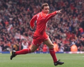 24 de mayo: 42 años cumple Vladimir Smicer, ex jugador del Liverpool y seleccionado checo. Ganó la Champions League en 2005 con el cuadro inglés, en donde anotó uno de los goles en la recordada remontada ante Milán en la final.