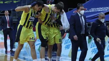 Jan Vesely se retira dolorido del partido ante el Barcelona.