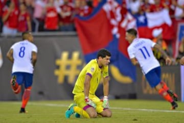 En su segundo partido, la Roja derrotó a los altiplánicos con un dudoso penal en los descuentos. El juego siguió bajo y comenzaron las críticas.