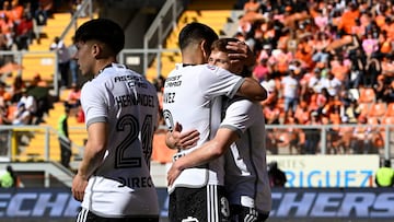 Futbol, Cobreloa vs Colo Colo
Fecha 23, Campeonato Nacional 2024.
El jugador de Colo Colo Leonardo Gil celebra con sus compañeros su gol ante Cobreloa durante el partido de primera división disputado en el estadio Zorro del Desierto Calama, Chile.
01/09/2024
Pedro Tapia/Photosport
Football, Cobreloa vs Colo Colo
23nd turn, 2024 National Championship.
The Colo Colo Leonardo Gil player celebrates with his teammates his goal against Cobreloa during the first division match held at the Zorro del Desierto Calama stadium, Chile.
01/09/2024
Pedro Tapia/Photosport