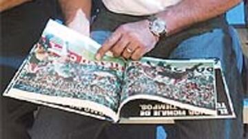 <b>CON LA COLECCIÓN DE AS. </b>Hugo repasó orgulloso el capítulo dedicado a su persona.