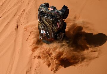Accidente del piloto francés Guerlain Chicherit y su copiloto Alex Winocq durante la cuarta etapa del Rally Dakar 2022. 
