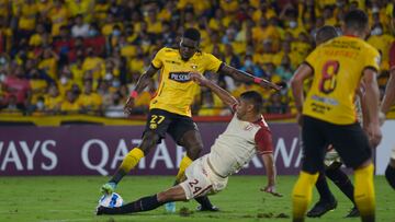 AMDEP6925. GUAYAQUIL (ECUADOR), 23/02/2022.- Michael Carcelén (i) de Barcelona disputa un balón con Ángel Cayetano de Universitario hoy, en un partido de la Copa Libertadores entre Barcelona SC y Universitario de Deportes en el estadio Monumental en Guayaquil (Ecuador). EFE/Marcos Pin
