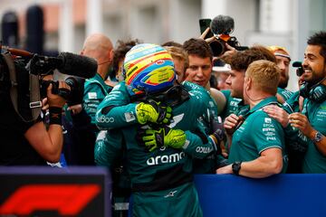 Fernando Alonso celebró su segunda plaza en el podio del Gran Premio de Canadá con todo el equipo de Aston Martin, después de una dura batalla con Lewis Hamilton en la que salió ganador.