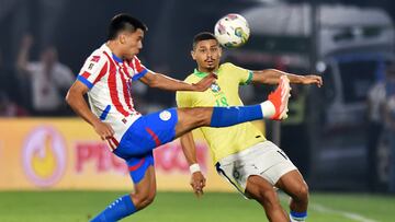 TOPSHOT - Paraguay's midfielder Diego Gomez (L) and Brazil's midfielder Andre fight for the ball during the 2026 FIFA World Cup South American qualifiers football match between Paraguay and Brazil at the Defensores del Chaco stadium in Asuncion, on September 10, 2024. (Photo by JOSE BOGADO / AFP)
