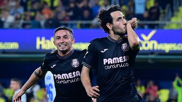Villarreal's Spanish midfielder #10 Daniel Parejo (R) celebrates with teammate Villarreal's Spanish forward #21 Yeremi Pino after scoring their second goal during the Spanish league football match between Villarreal CF and Deportivo Alaves at La Ceramica stadium in Vila-real on November 9, 2024. (Photo by JOSE JORDAN / AFP)