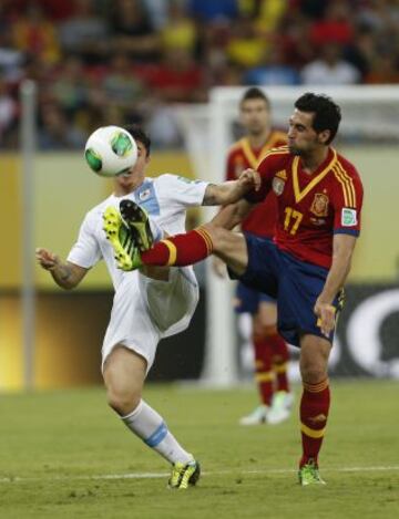 Arbeloa lucha con Cristian Rodriguez.