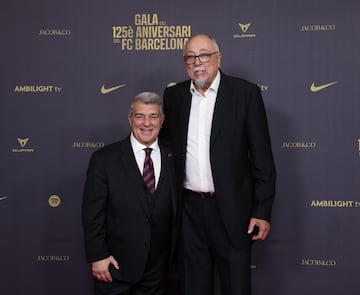 Joan Laporta, presidente del Barcelona, con Juan Domingo de la Cruz Fermanelli, exjugador de la sección de baloncesto del club e internacional.