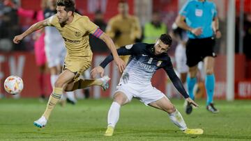 CEUTA, 19/01/2023.- El centrocampista del FC Barcelona Sergi Roberto (i) escapa de Rodri Ríos, del Ceuta, durante el partido de octavos de final de Copa del Rey que AD Ceuta y FC Barcelona disputan este jueves en el estadio Alfonso Murube de la ciudad autónoma de Ceuta. EFE/José Manuel Vidal