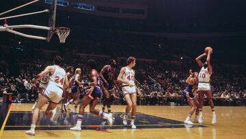 Walt Frazier se dispone a lanzar durante un partido de los New York Knicks de la NBA, en 1974