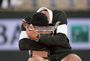 Carlos Alcaraz abraza el trofeo.