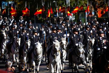 España celebra este miércoles, 12 de octubre, los actos conmemorativos del Día de la Fiesta Nacional. Más de 4.000 militares, 97 vehículos, 37 motos, 26 helicópteros y 58 aviones participarán en el desfile. 
