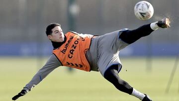 James haciendo acrobacias en entreno de Everton