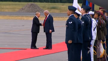 El saludo entre Trump y Putin que va a dar la vuelta la mundo: la escena es surrealista