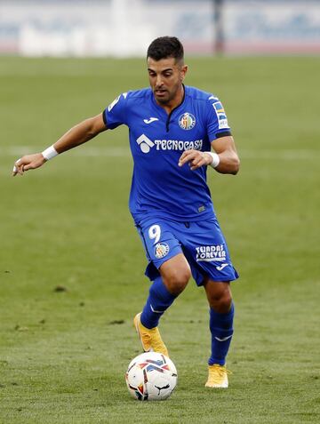 El delantero tinerfeño de treinta y cuatro años militó por la cantera del Real Madrid en 2007, pero se marchó la temporada siguiente al Elche. Ha pasado por Levante, Eibar, Zaragoza, Getafe y Mallorca.