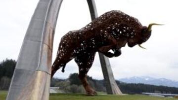 UN S&Iacute;MBOLO. La estatua de un enorme toro preside la llegada al Red Bull Ring, el circuito propiedad del equipo &lsquo;energ&eacute;tico&rsquo; en Austria.
 
 
 