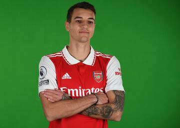 Jakub Kiwior abandon¨® el Spezia Calcio para fichar por el Arsenal de Mikel Arteta a cambio de 25 millones de euros. El joven defensor lleva dos temporadas destacando en la Serie A italiana.
